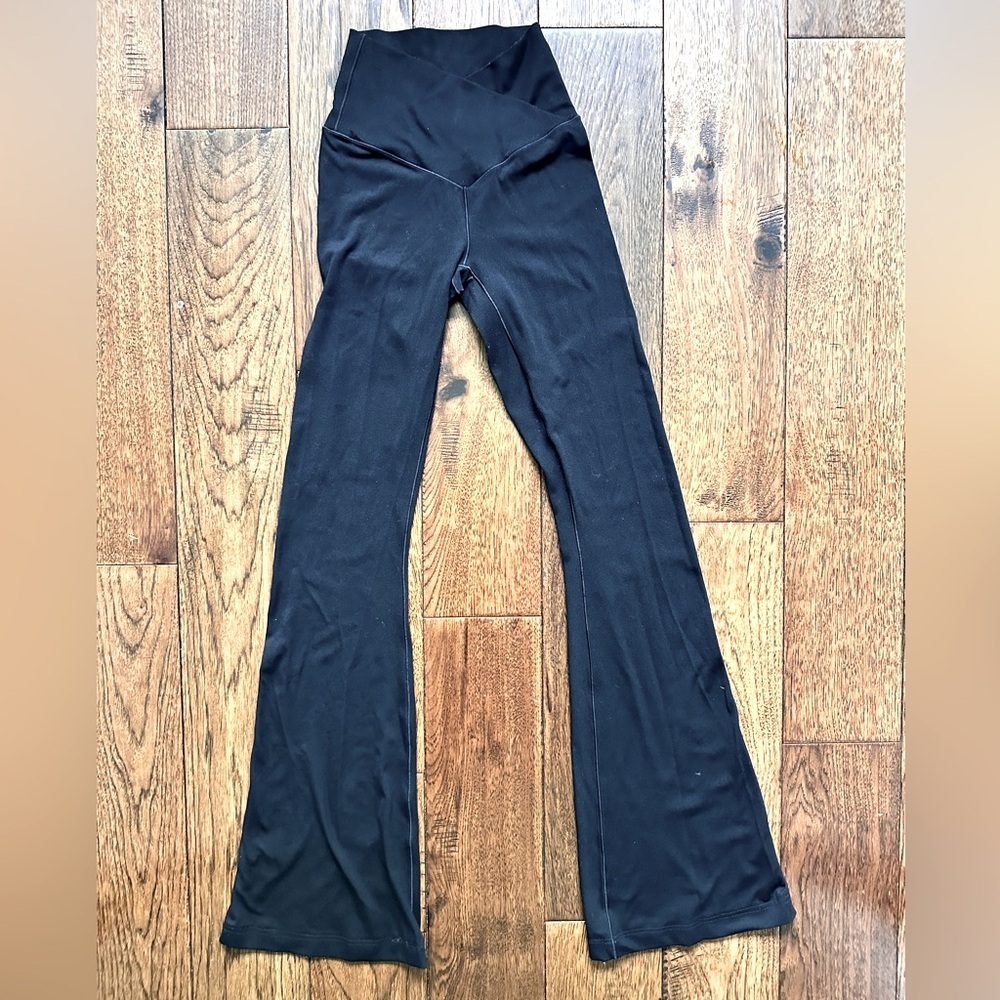 Offline by Aerie Black Crossover Flare Leggings Size XS - Picture 2 of 6